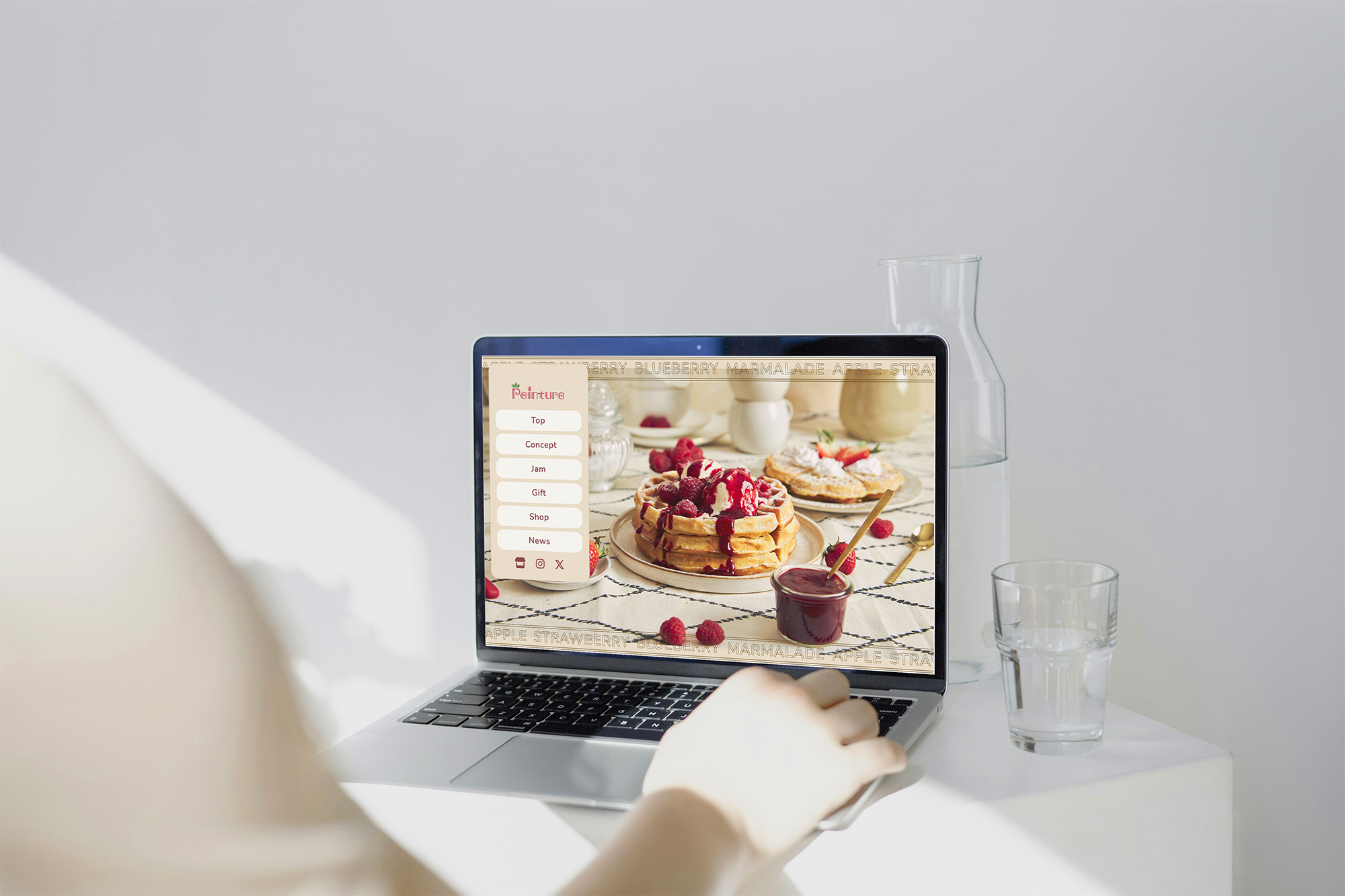 ダイニングでPeintureのHPを見ている風景